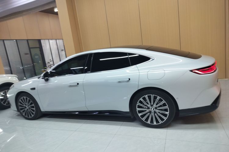 吉利银河 银河星耀8 2025款 130km EM-P 星舰版车身外观4