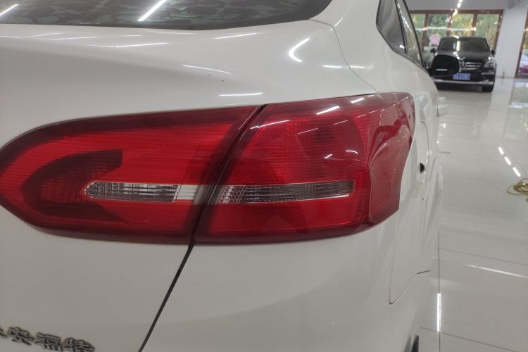 福特 福克斯 2017款 三厢 1.6L 自动风尚型智行版车身外观9