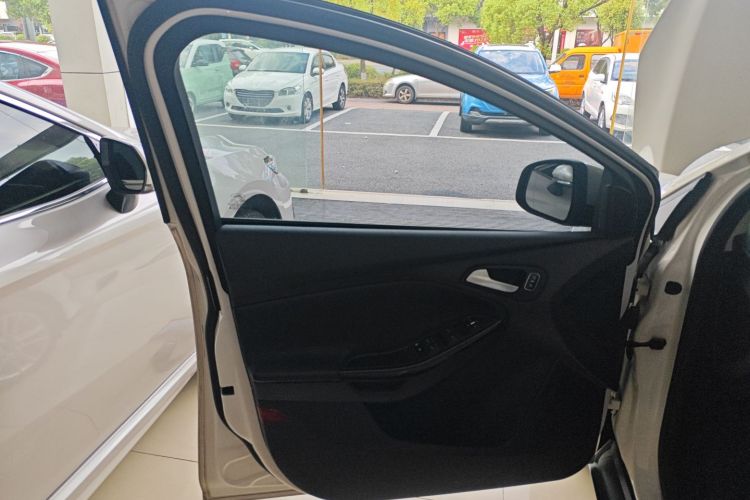 福特 福克斯 2017款 两厢 1.6L 自动风尚型智行版中控内饰7007