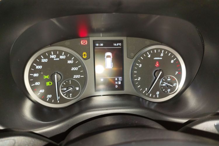 奔驰 威霆 2021款 2.0T 精英版 7座中控内饰14