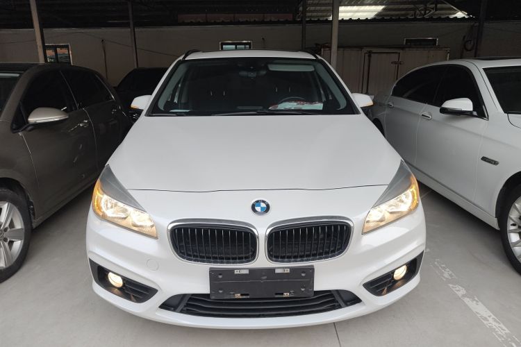 宝马2系旅行车 2016款 218i 时尚型车身外观2