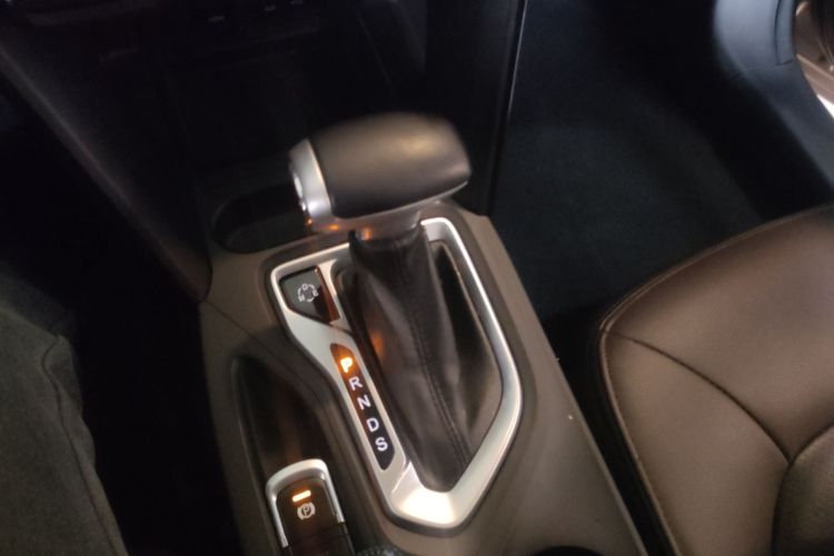 广汽传祺 传祺GS4 2016款 235T G-DCT豪华版中控内饰18