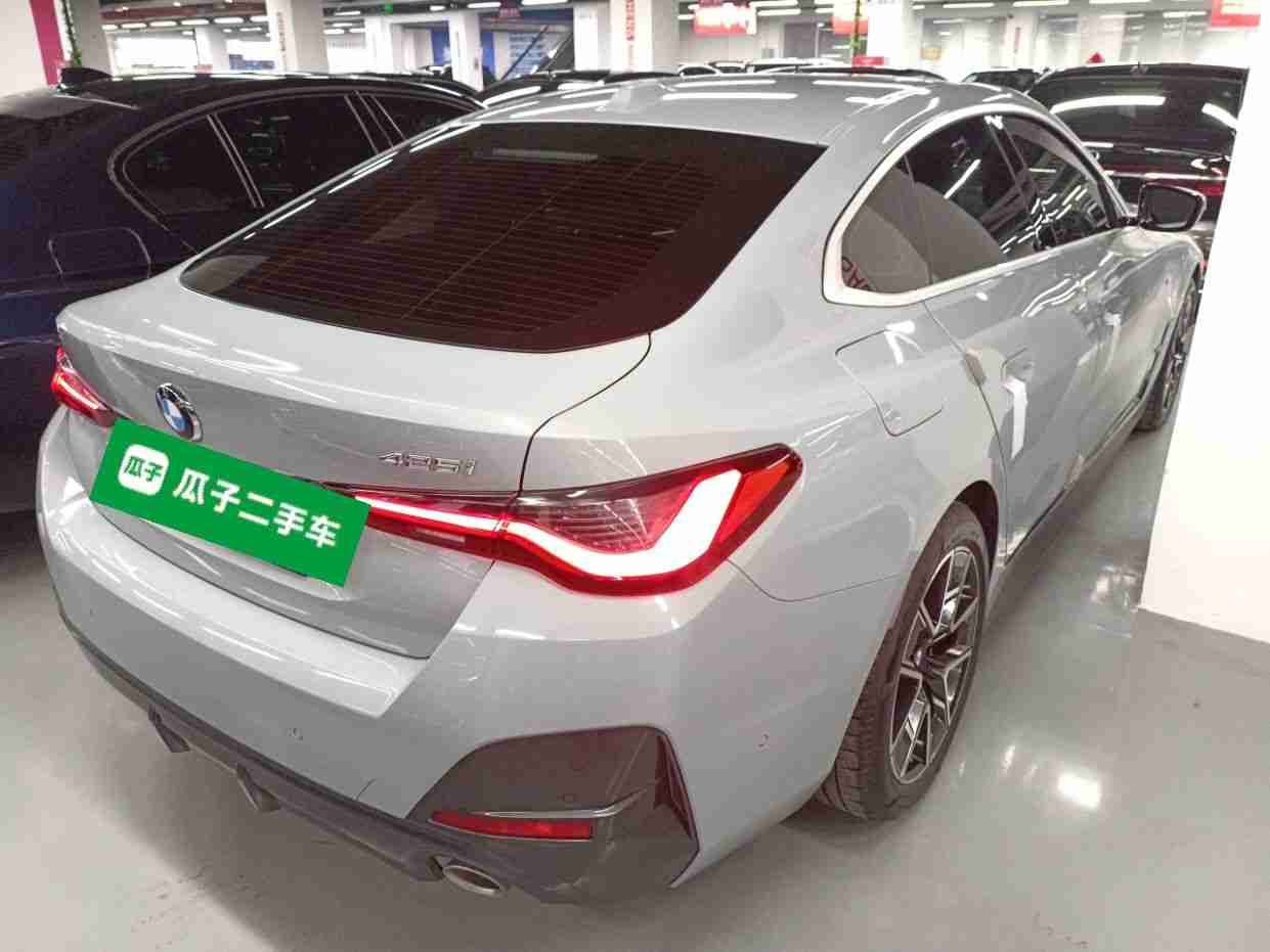 车辆右后45度外观展示