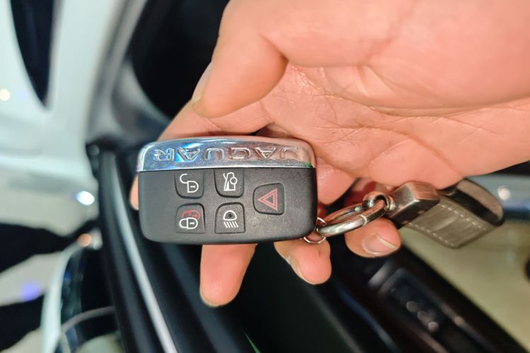 捷豹XFL 2019款 XFL 2.0T 250PS 两驱豪华版中控内饰11