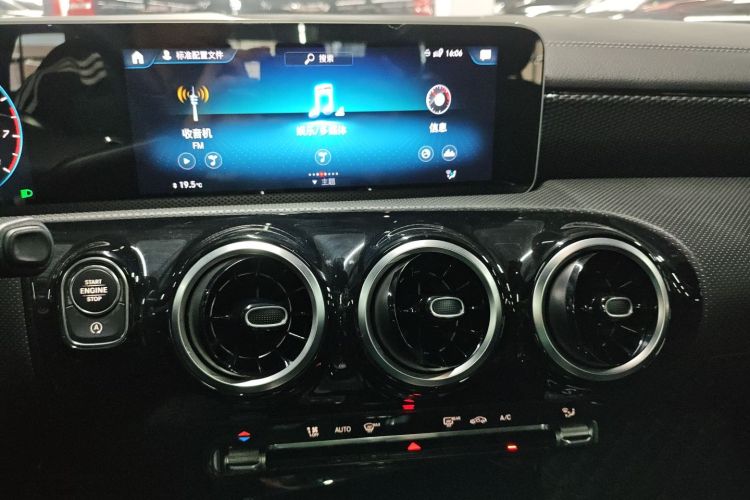 奔驰A级 2019款 改款 A 200 L 运动轿车中控内饰16