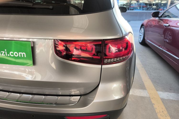 奔驰GLB 2020款 GLB 200 动感型车身外观9