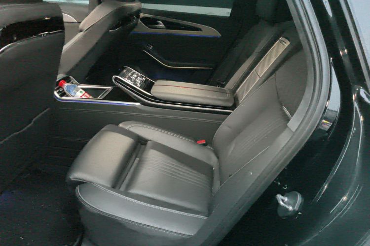 红旗H9 2020款 3.0T 智联旗领四座版中控内饰21