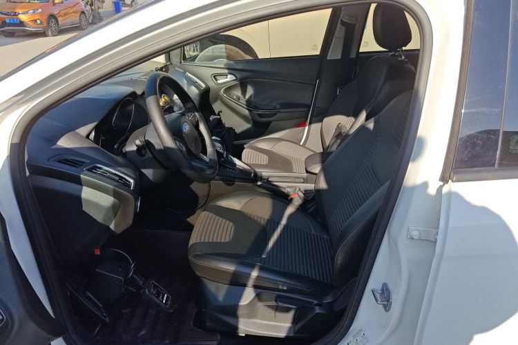 福特 福克斯 2018款 两厢经典 1.6L 自动风尚型智行版中控内饰20