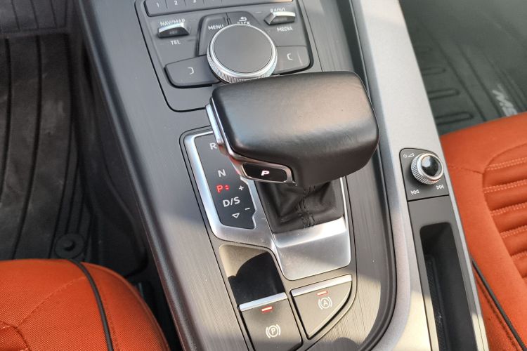 奥迪A4L 2019款 40 TFSI 进取型 国V中控内饰18