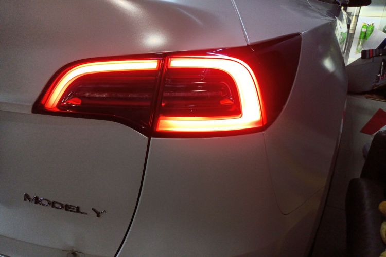 特斯拉 Model Y 2022款 改款 后轮驱动版车身外观9