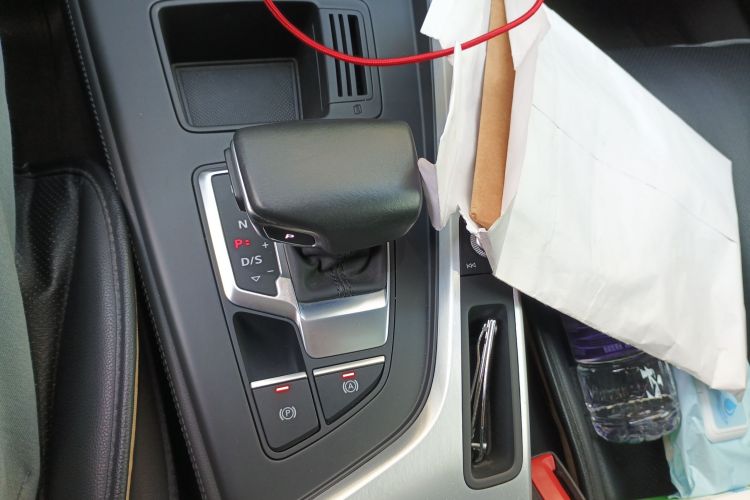 奥迪A4L 2020款 40 TFSI 豪华致雅型中控内饰18