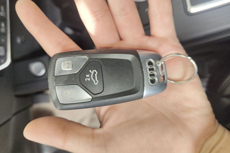 奥迪A4L 2019款 40 TFSI 进取型 国VI中控内饰7001