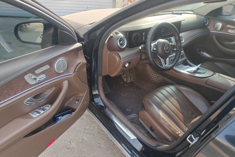 奔驰E级 2020款 改款 E 300 L 殊享版中控内饰20