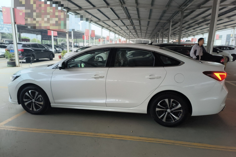 长安 逸动 2025款 PLUS 1.4T 双离合高能版车身外观4