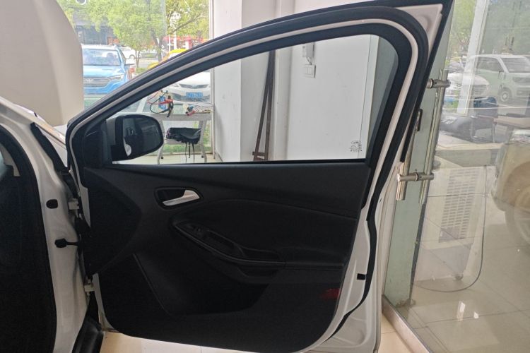 福特 福克斯 2017款 两厢 1.6L 自动风尚型智行版中控内饰7005