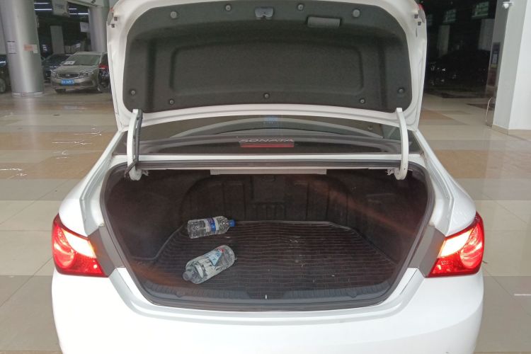 现代 索纳塔 2014款 2.0L 自动豪华版机舱底盘23