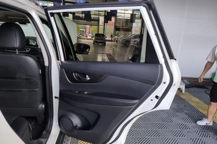 日产 奇骏 2015款 2.0L CVT舒适MAX版 2WD中控内饰7006