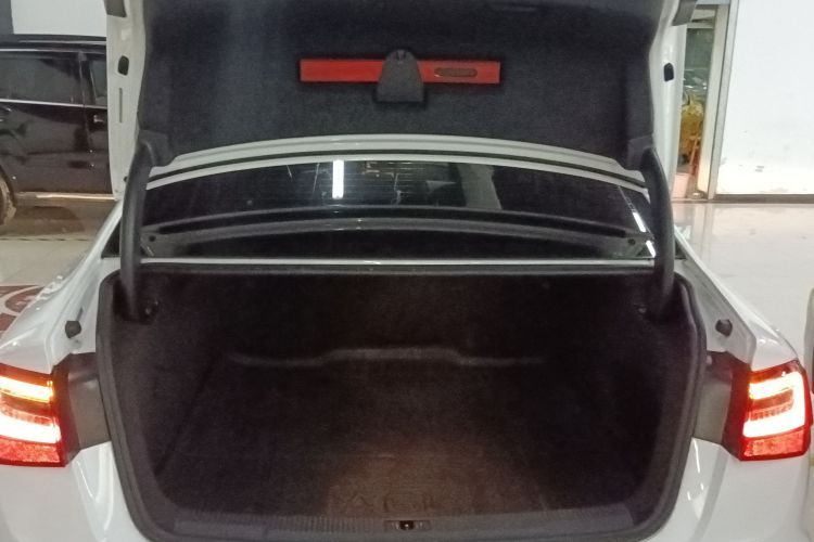 奥迪A6L 2015款 TFSI 百万纪念智领型机舱底盘23