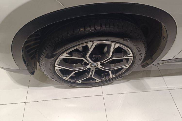 宝马X1 2021款 sDrive20Li 尊享型车身外观35