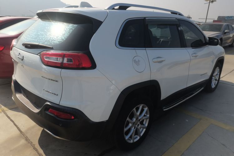 Jeep 自由光 2017款 2.0L 优越版车身外观7