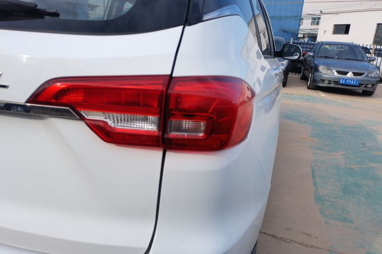 哈弗M6 2018款 1.5T 手动两驱都市型车身外观9