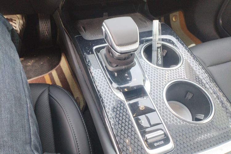 红旗HS3 PHEV 2024款 PHEV 115km 劲为版中控内饰18