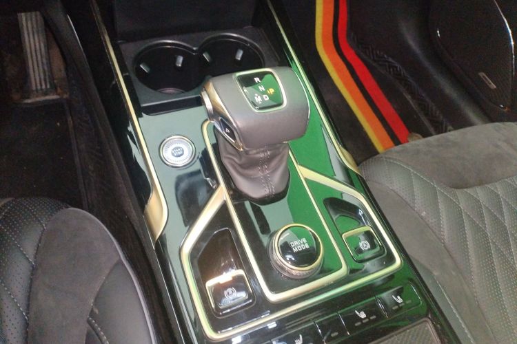 红旗HS5 2022款 改款 2.0T 智联旗享版中控内饰18