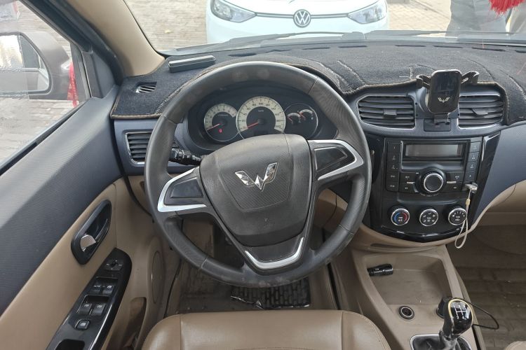 五菱汽车 五菱宏光 2014款 1.5L S舒适型中控内饰13