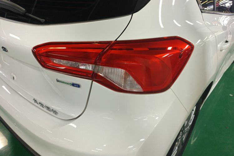 福特 福克斯 2021款 两厢 EcoBoost 180 自动锋潮型车身外观9