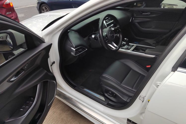 捷豹XEL 2020款 2.0T 200PS R-DYNAMIC 青春运动版中控内饰20