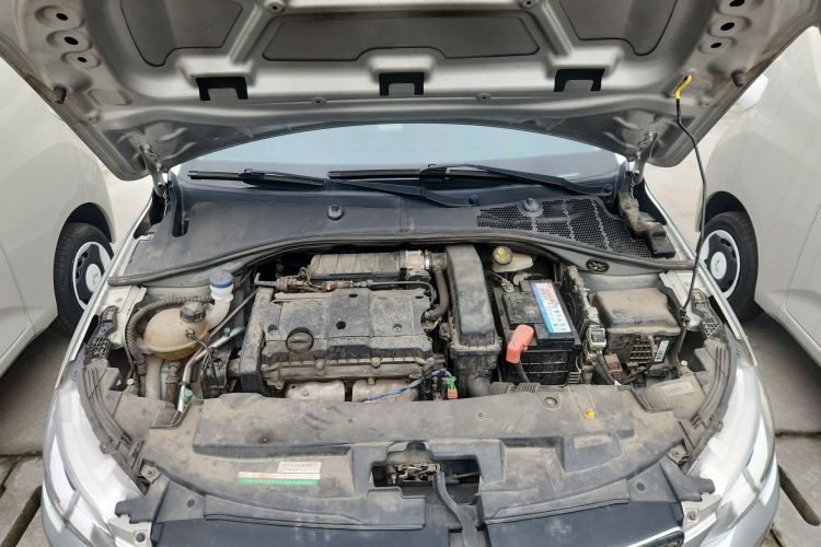 标致301 2018款 1.6L 手动舒适版机舱底盘24