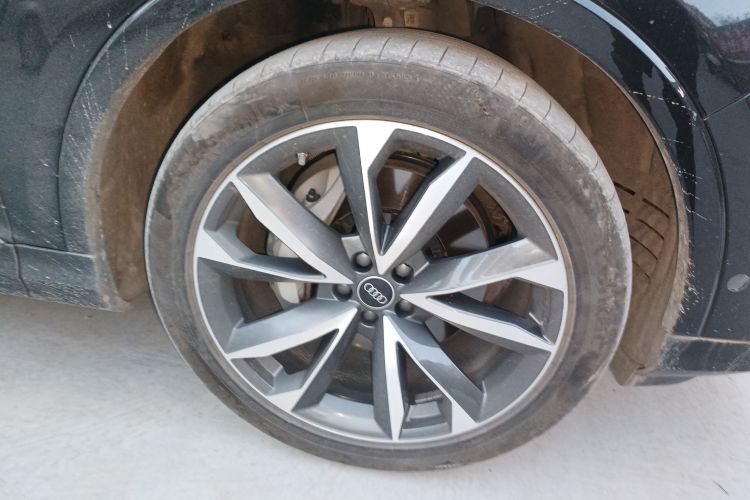 奥迪Q7 2023款 55 TFSI quattro S line运动型车身外观10