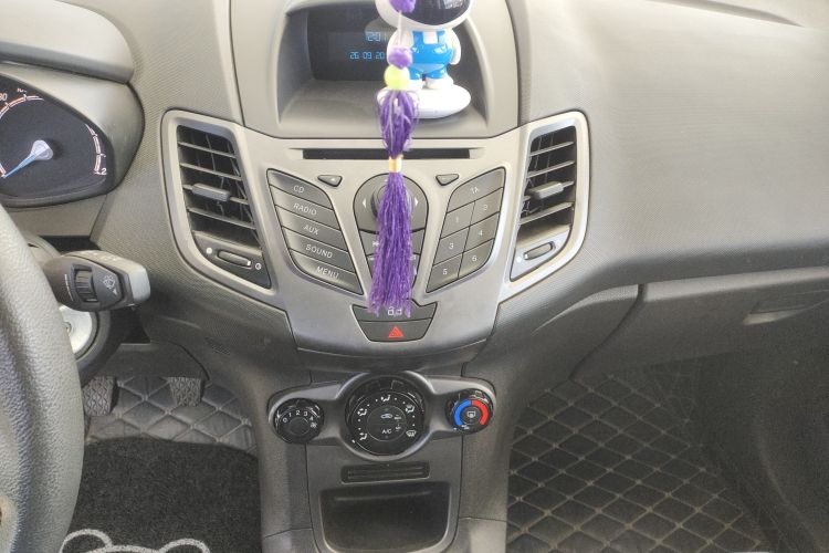 福特 嘉年华 2013款 两厢 1.5L 手动风尚型中控内饰16