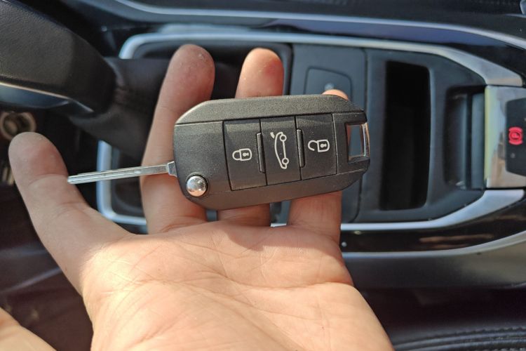 标致408 2015款 1.2T 自动豪华版中控内饰11