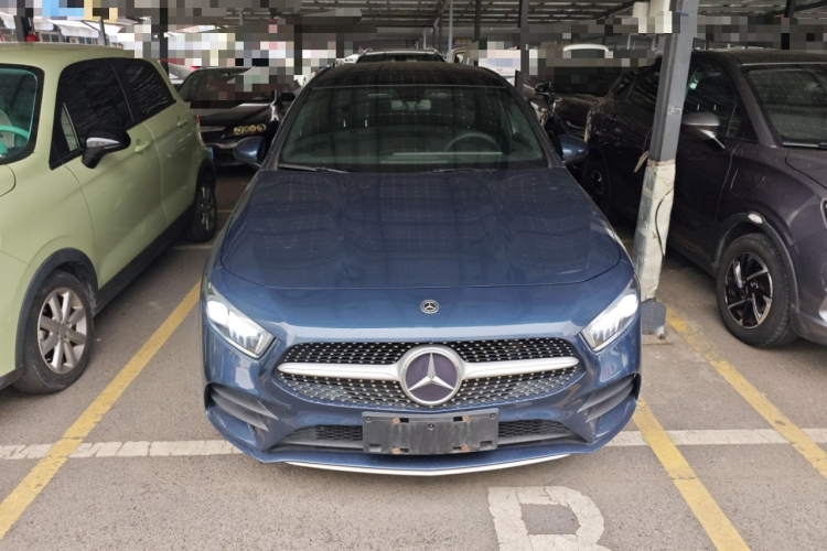 奔驰A级 2019款 A 200 L 运动轿车车身外观2