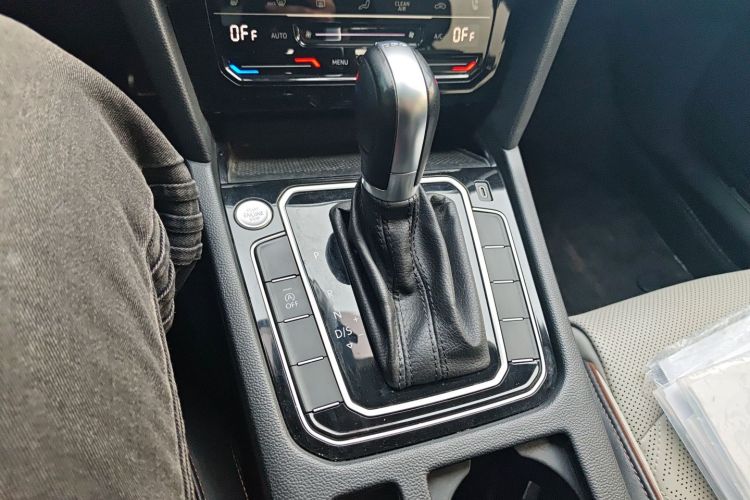 大众 迈腾 2023款 200万辆纪念版 330TSI DSG豪华型中控内饰18