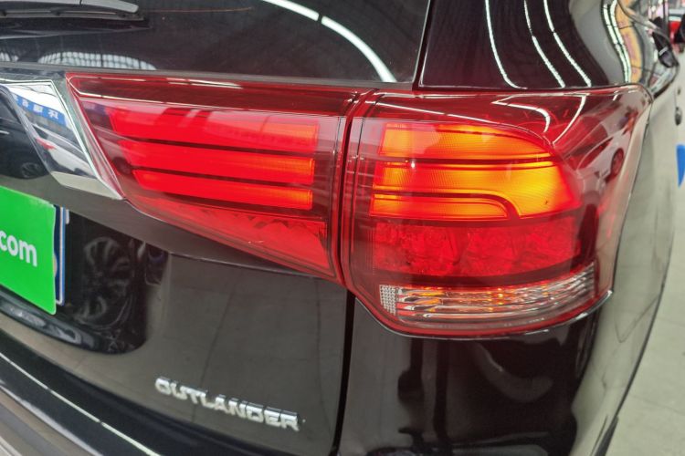 三菱 欧蓝德 2020款 2.0L 两驱畅享版 5座车身外观6006