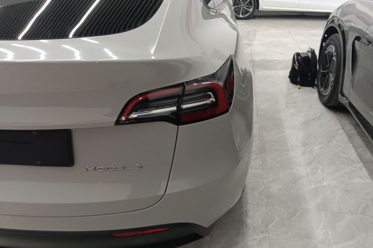 特斯拉 Model Y 2021款 标准续航后驱版车身外观9