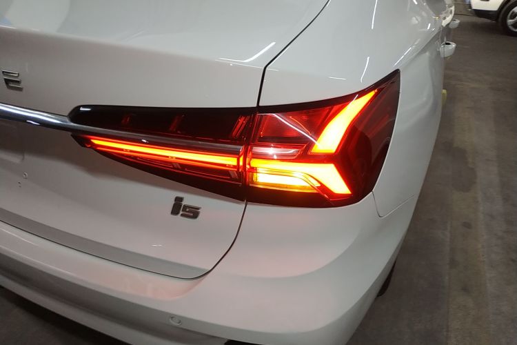 荣威i5 2021款 1.5L CVT铂金版车身外观6006