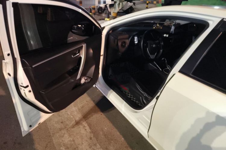 丰田 雷凌 2017款 改款双擎 1.8H GS E-CVT精英天窗版 国V中控内饰20