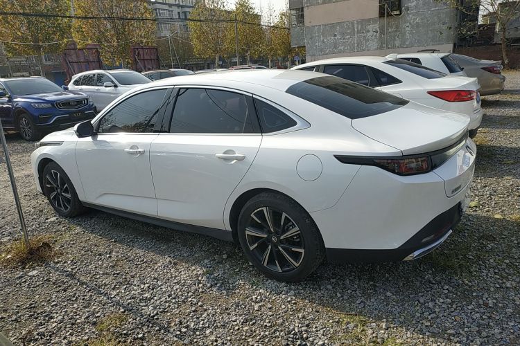 长安 逸动 2025款 蓝鲸 1.5T 500Bar尊贵型车身外观4