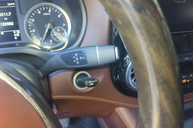 奔驰 威霆 2020款 2.0T 精英版 7座中控内饰18