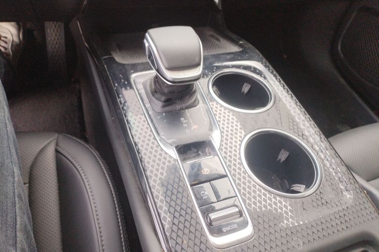 红旗HS3 PHEV 2024款 PHEV 115km 劲为版中控内饰18