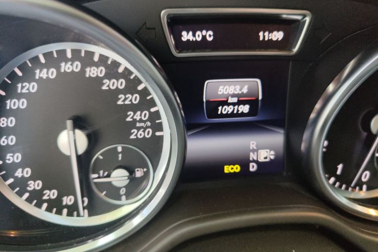 奔驰M级 2014款 ML 400 4MATIC动感型中控内饰15