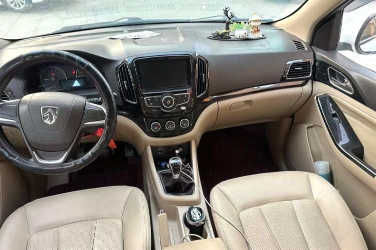 宝骏730 2014款 1.5L 手动舒适ESP版 7座中控内饰12