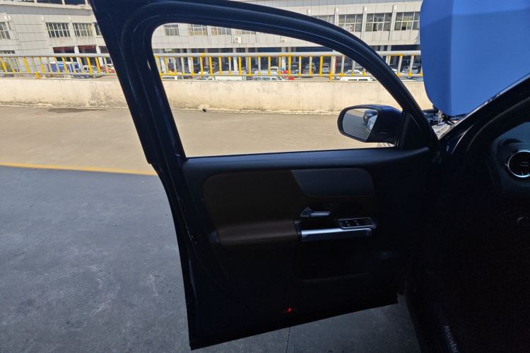 奔驰GLB 2022款 改款二 GLB 200 时尚型中控内饰47