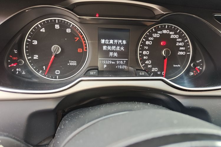 奥迪A4L 2013款 35 TFSI 自动标准型中控内饰15