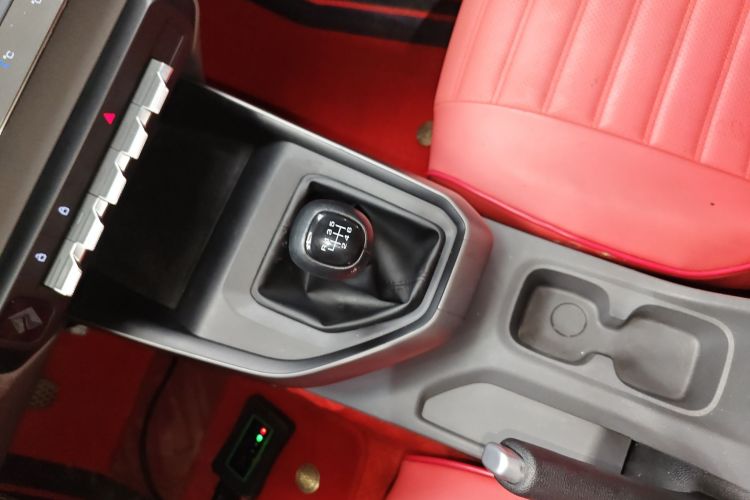 宝骏RC-5 2020款 1.5L 手动智耀精英型中控内饰18