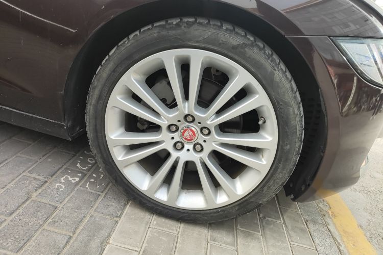 捷豹XF 2016款 XF 2.0T 两驱奢华版车身外观10