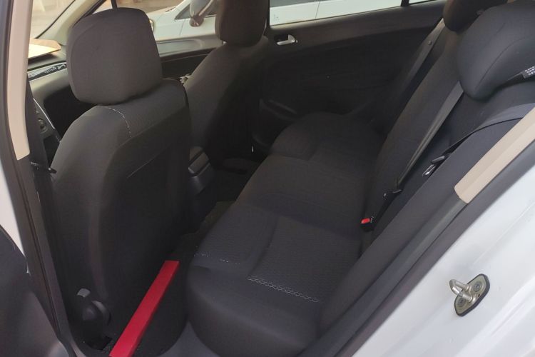 标致308 2014款 乐享版 经典 1.6L 手动优尚型中控内饰21